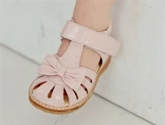 Angulus sandal rosebud med lak og sløjfe baby